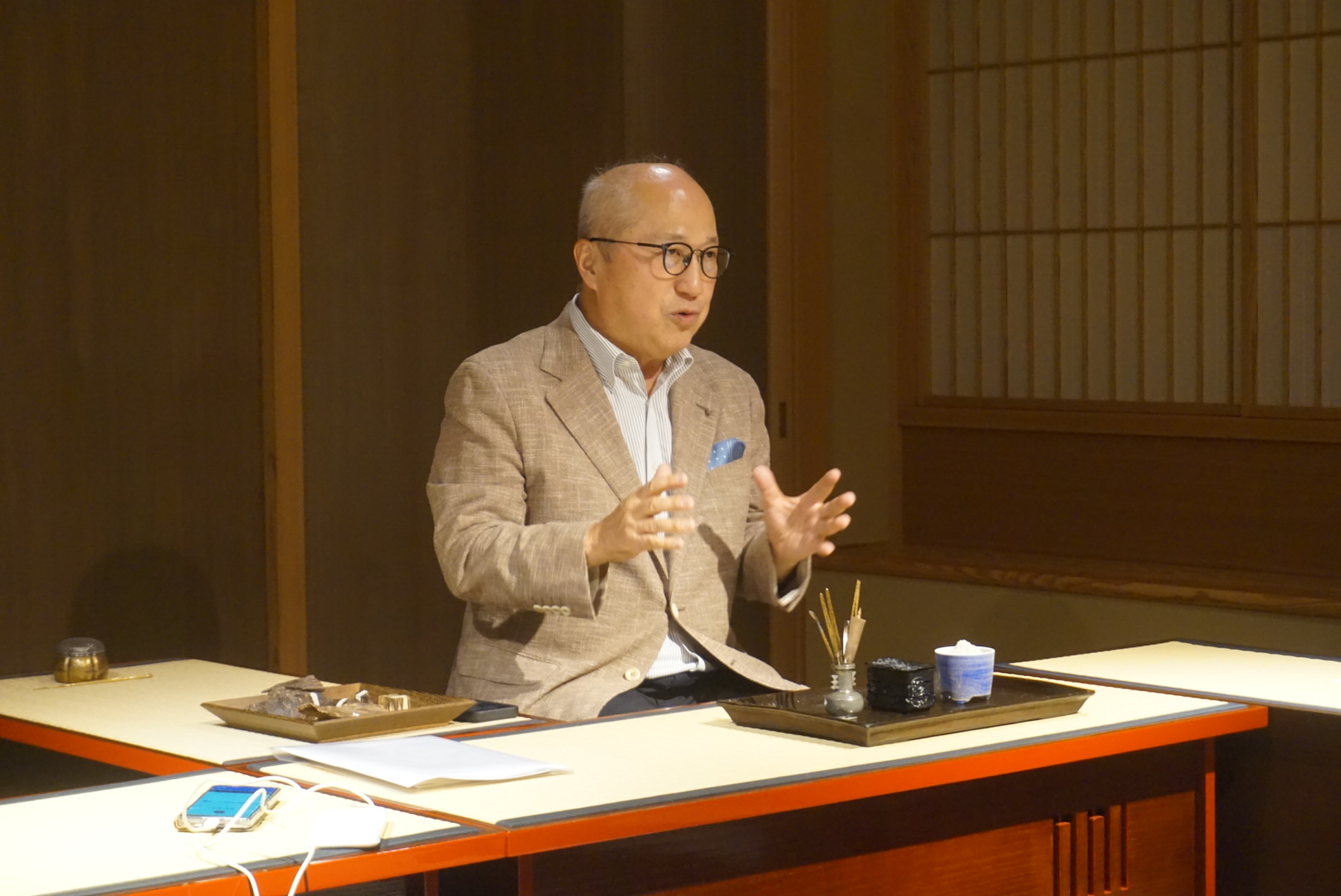 講師の畑氏が香文化の歴史や三つの世界について説明している様子