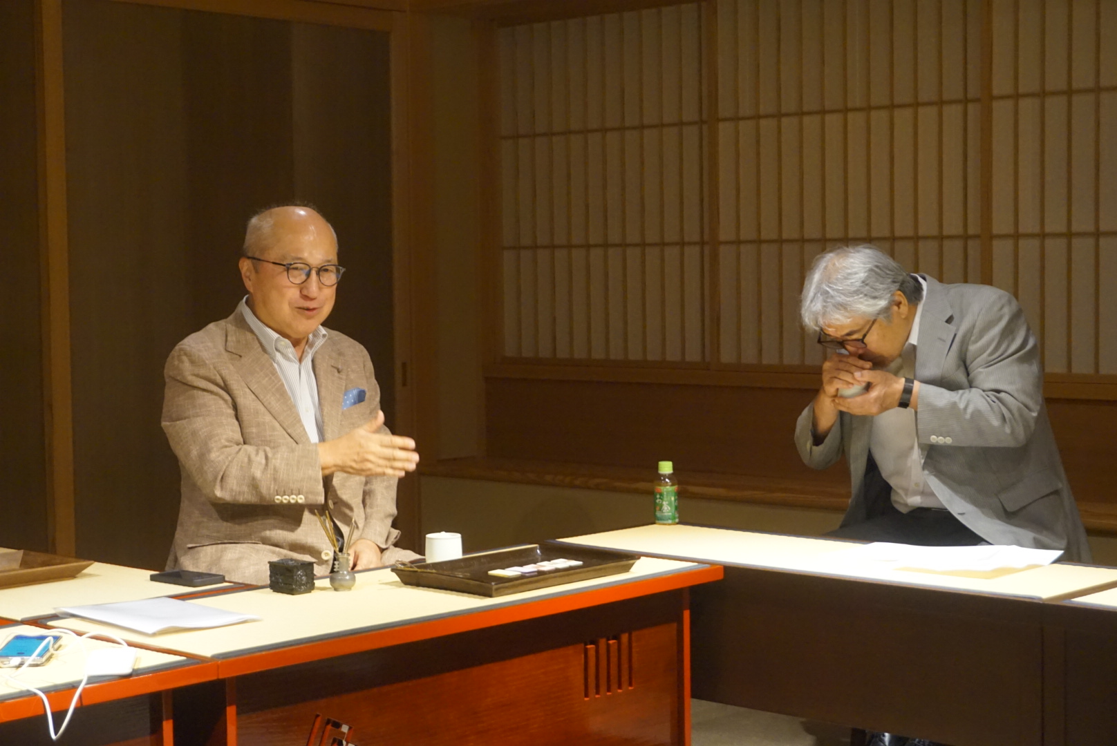 参加者が順番に香炉を手にとり、香りを静かに聞いている場面