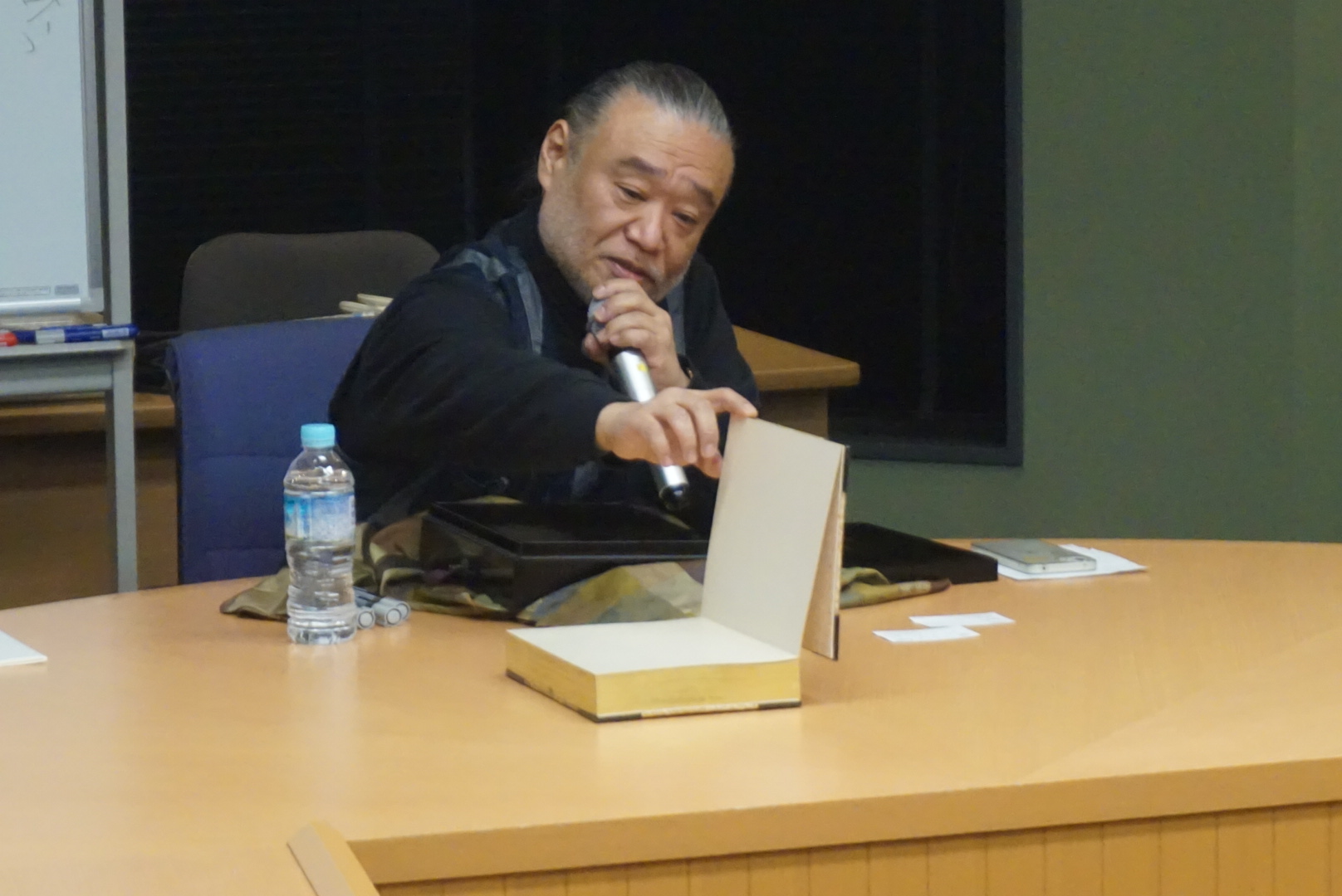 講師の友吉氏が平安時代の芸能と貴族社会について解説している様子