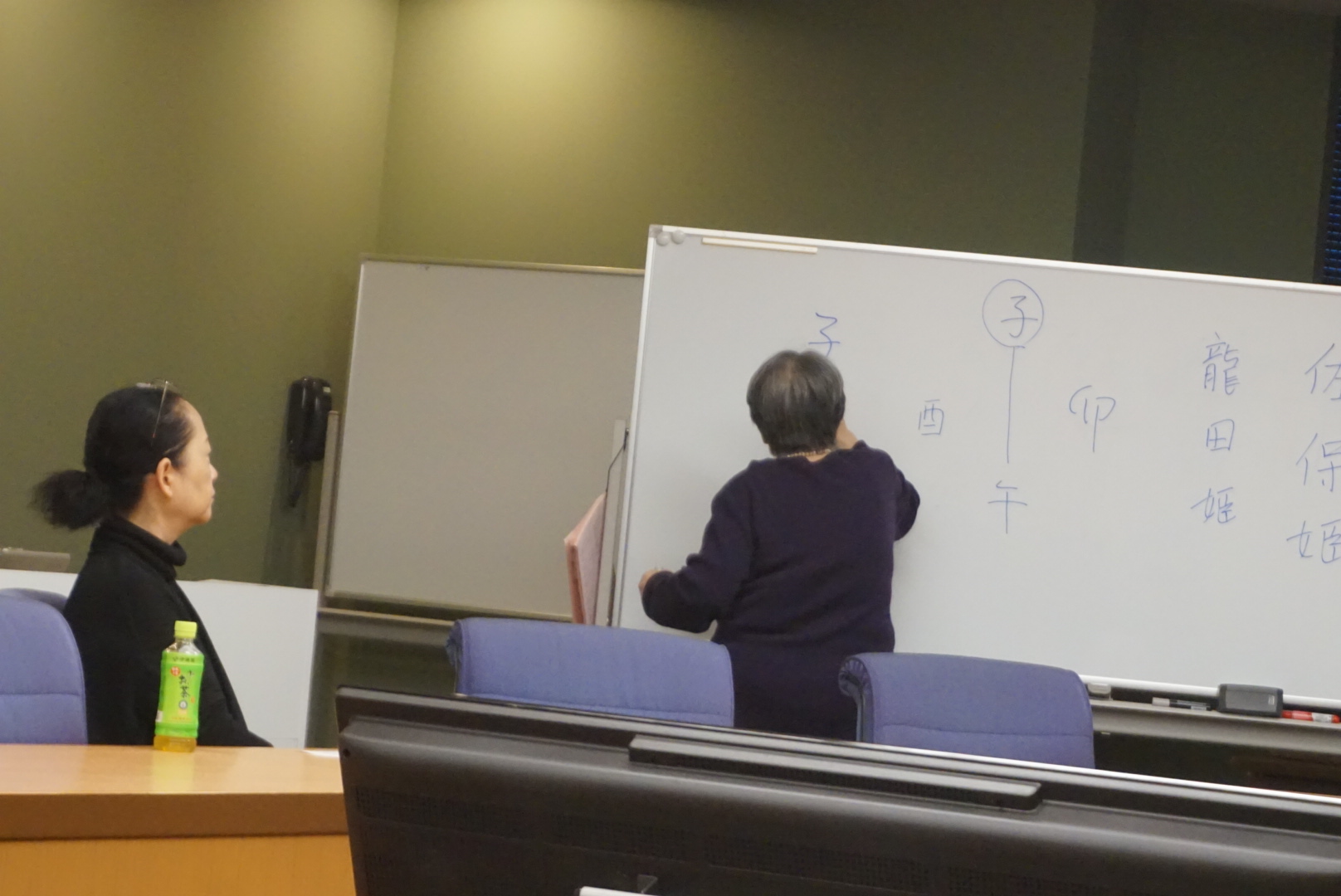 貴族の遊びや年中行事の絵巻物を示しながら、講師が暮らしぶりを説明している様子