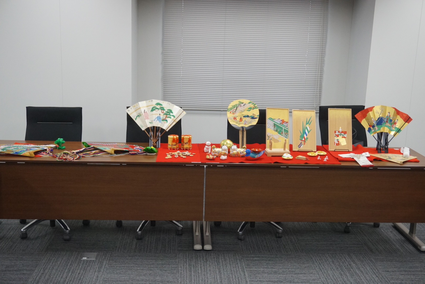 有職彩色の作品が机上に並べられている様子