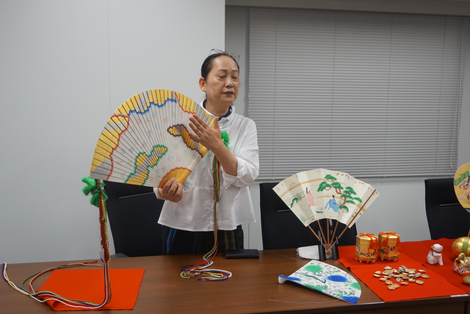 講師が実際に作品を手にとり、彩色の一部を詳しく解説している様子