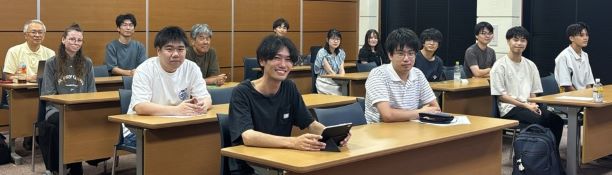 ２０２５年９月１０日～１１日　びわこリトリートセンターで合宿会議室にて研究発表会（カメラ目線）
