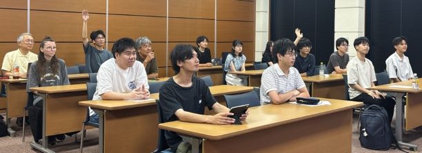 ２０２５年９月１０日～１１日　びわこリトリートセンターで合宿会議室にて研究発表会（カメラ目線）
