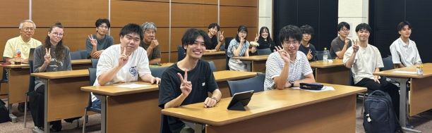 ２０２５年９月１０日～１１日　びわこリトリートセンターで合宿会議室にて研究発表会（カメラ目線）