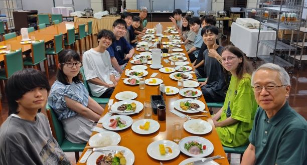 ２０２５年９月１０日～１１日　びわこリトリートセンターで合宿会議室にて研究発表会（カメラ目線）